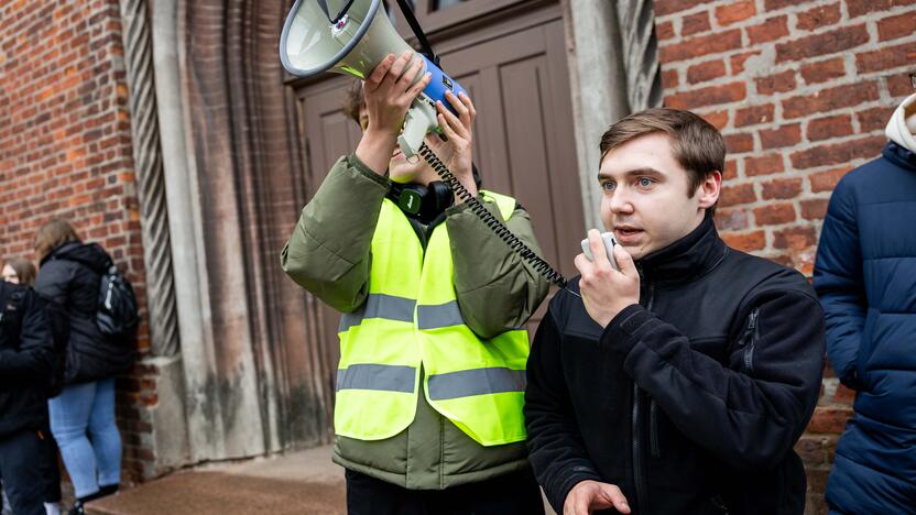 Moksleivių piketas prieš vienuoliktokų tarpinius patikrinimus