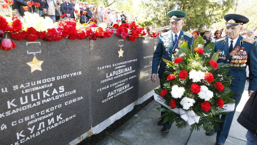 Užkliuvo: Sovietinės armijos kariams pastatytas memorialas Skulptūrų parke kai kam užkliuvo dėl užrašo, skelbiančio, jog Sovietinė armija išvadavo Klaipėdą.