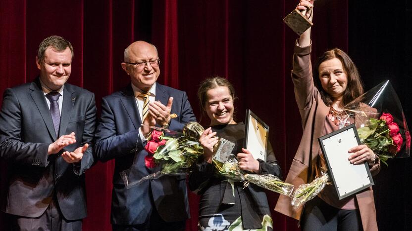 Iniciatyva: kompanijos „Bega“ generalinio direktoriaus A.Kuzmarskio (antras iš kairės) dėka Klaipėdos dramos teatre gimė graži tradicija – „Mūzos“ apdovanojimai.