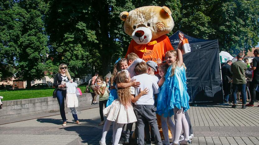 Mokyklinių prekių rinkimo mugė S. Daukanto aikštėje