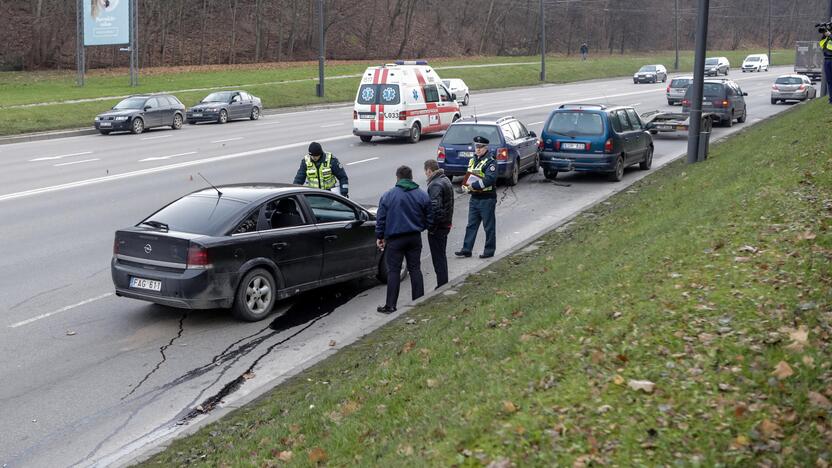 Trijų automobilių avarija Nuokalnės g.