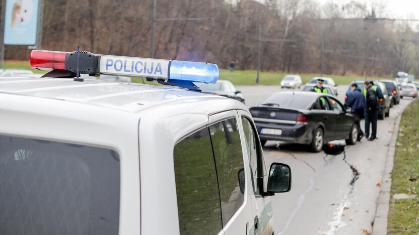 Trijų automobilių avarija Nuokalnės g.