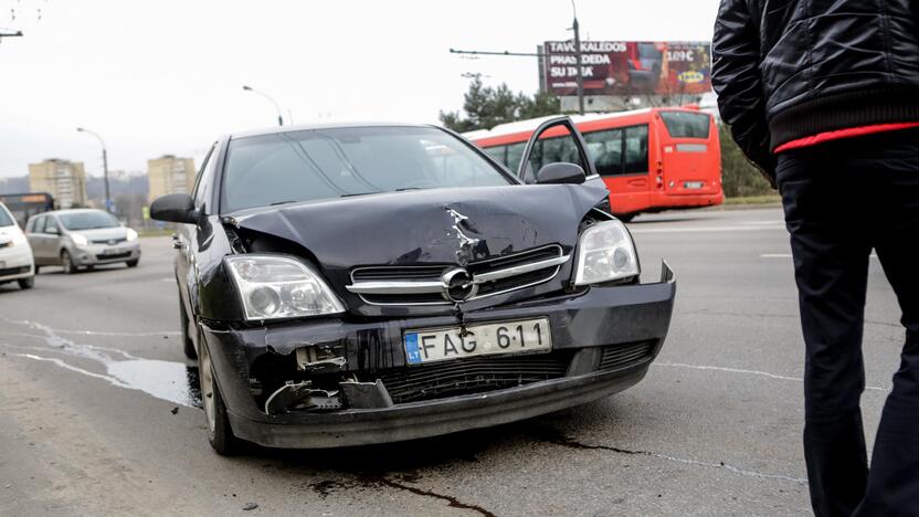 Trijų automobilių avarija Nuokalnės g.