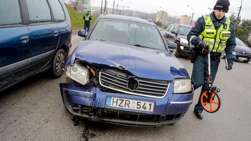 Trijų automobilių avarija Nuokalnės g.