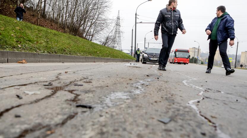 Trijų automobilių avarija Nuokalnės g.