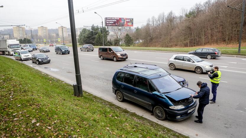 Trijų automobilių avarija Nuokalnės g.