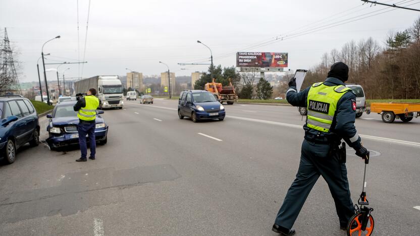 Trijų automobilių avarija Nuokalnės g.