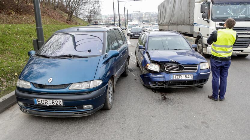 Trijų automobilių avarija Nuokalnės g.