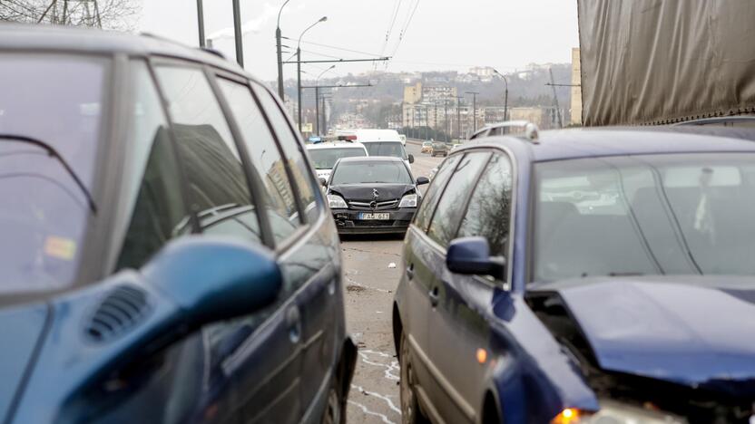 Trijų automobilių avarija Nuokalnės g.