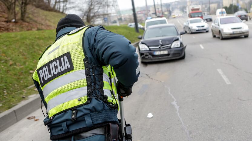 Trijų automobilių avarija Nuokalnės g.