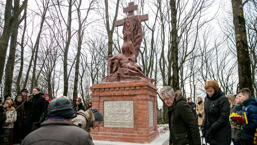 Aleksoto kapinėse iškilmingai atidengta „Pieta“