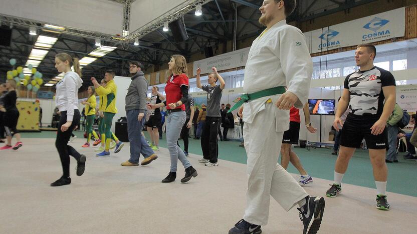 Kaune lengvosios atletikos ir futbolo maniežuose vyksta sveikatos paroda ir sporto mugė.