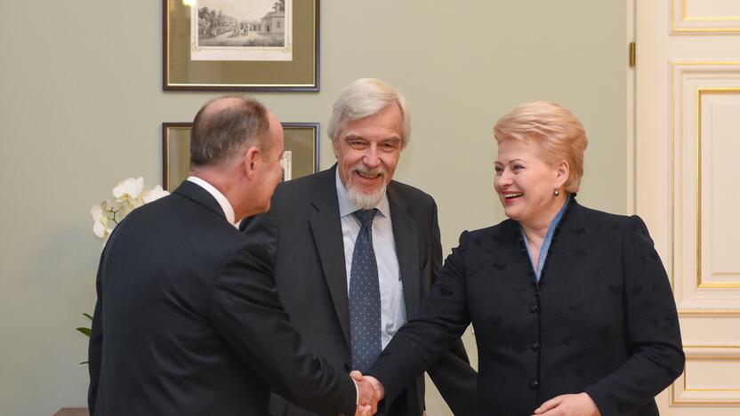 D. Grybauskaitė susitiko su CERN vadovu R. D. Heueriu ir Lietuvos mokslo akademijos prezidentu V. Razumu.