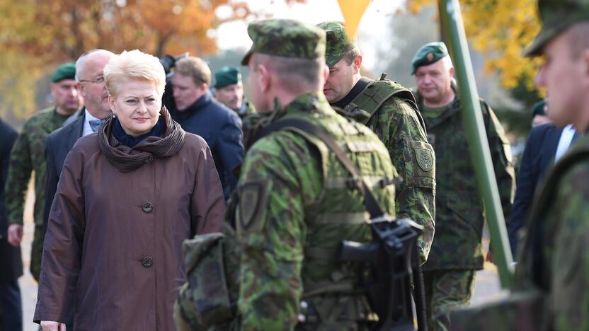 Prezidentė aplankė Alytuje tarnaujančius karius