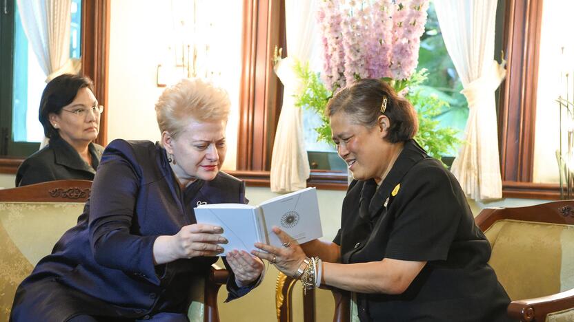 Dalia Grybauskaitė (kairėje) ir Maha Chakri Sirindhorn (dešinėje)