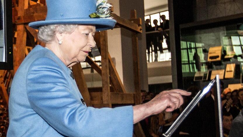 Elizabeth II rašo pirmąją „Twitter“ žinutę