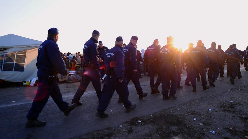 Vengrijoje šimtai migrantų pralaužė policijos užtvaras