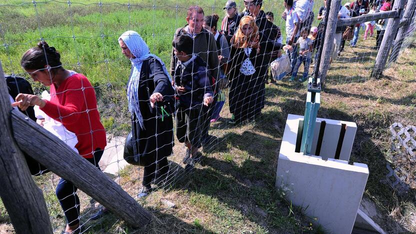 Vengrijoje šimtai migrantų pralaužė policijos užtvaras