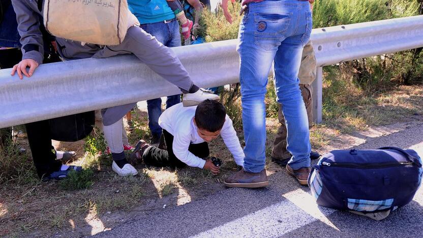 Vengrijoje šimtai migrantų pralaužė policijos užtvaras