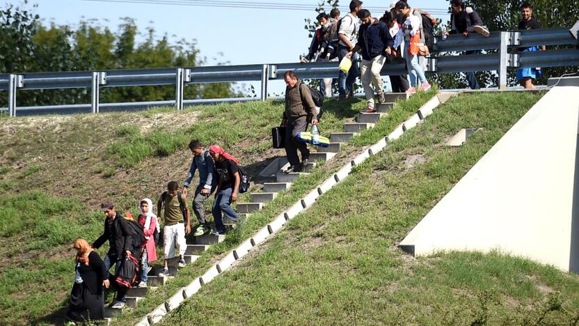 Vengrijoje šimtai migrantų pralaužė policijos užtvaras