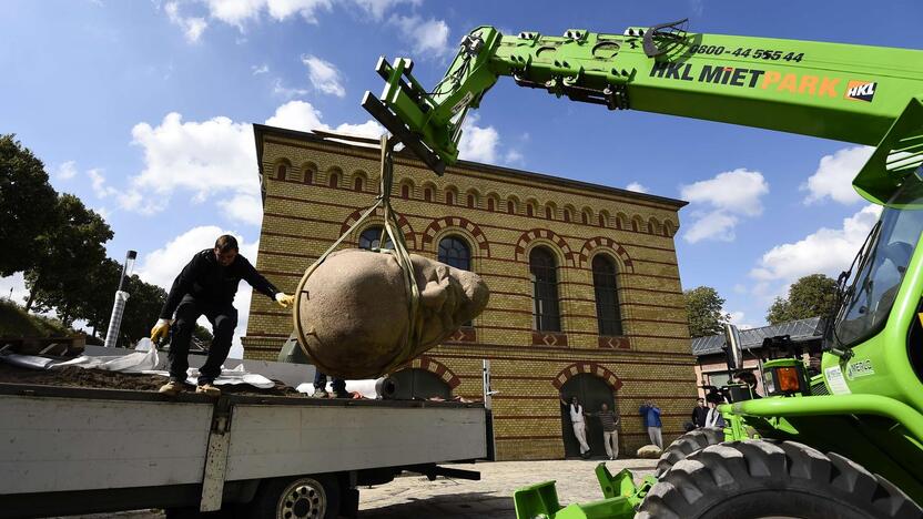 Parodoje – atkasta Lenino statulos galva