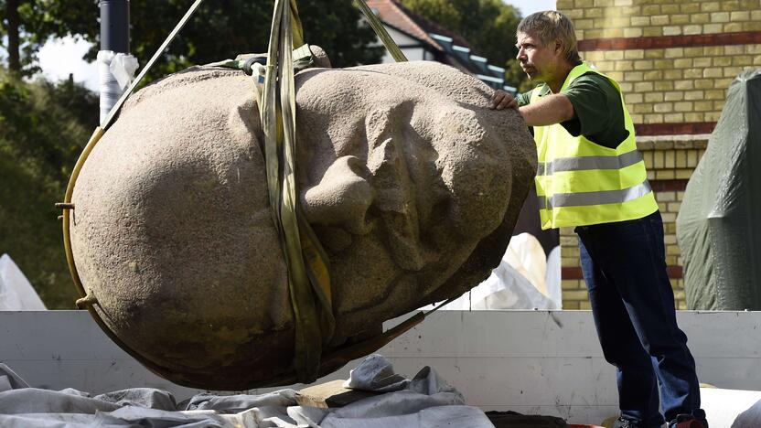 Parodoje – atkasta Lenino statulos galva