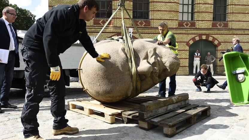 Parodoje – atkasta Lenino statulos galva