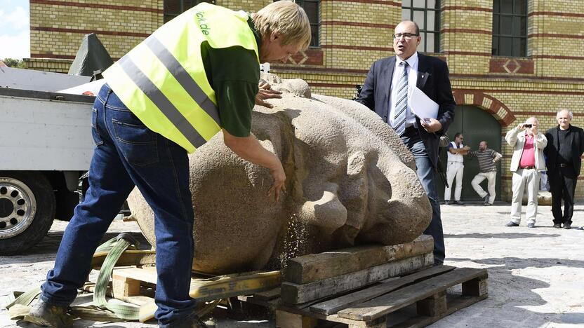 Parodoje – atkasta Lenino statulos galva