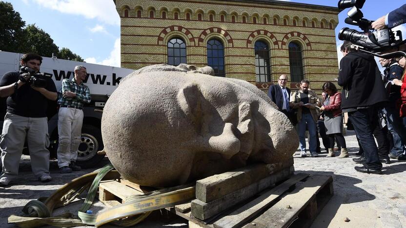 Parodoje – atkasta Lenino statulos galva