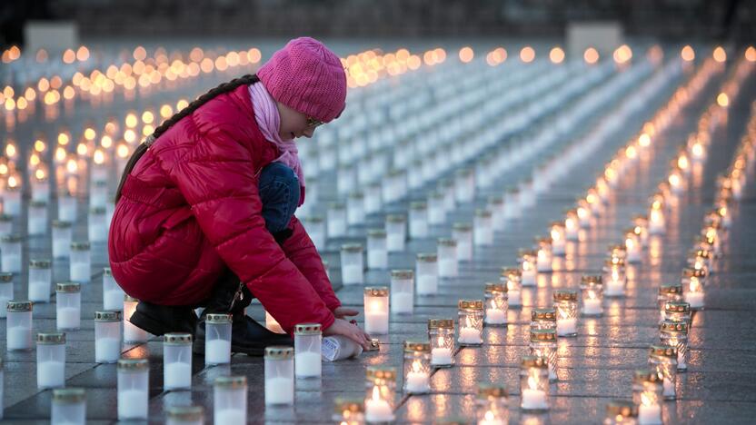 Vilniaus Katedros aikštėje uždegta daugiau nei 16 tūkst. žvakelių