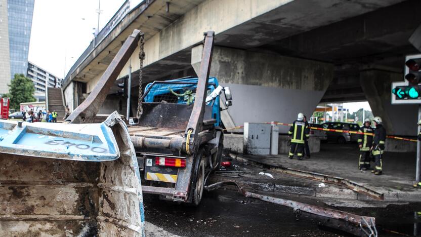 Vilniuje per avariją nuo tilto nukrito sunkvežimis