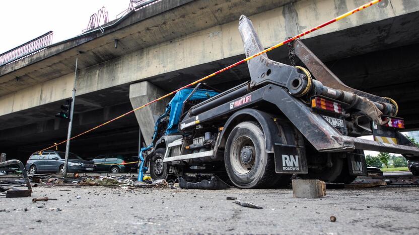 Vilniuje per avariją nuo tilto nukrito sunkvežimis