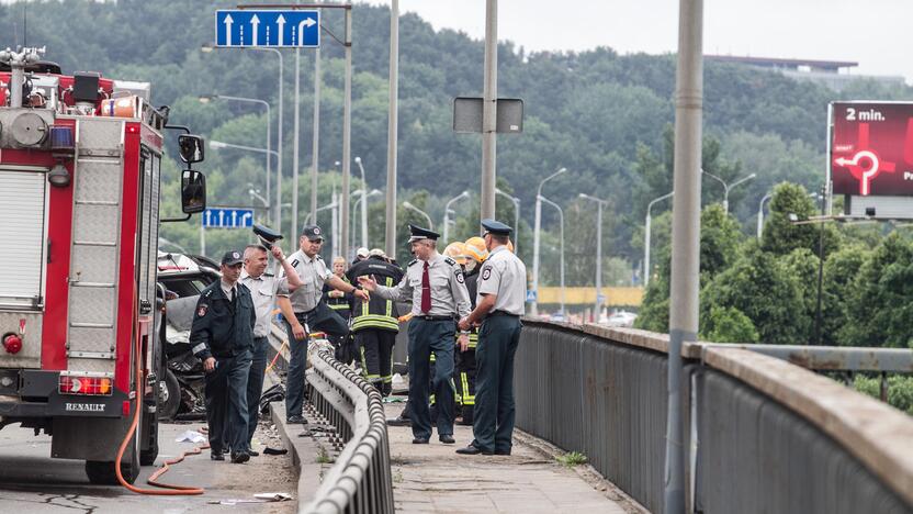 Vilniuje per avariją nuo tilto nukrito sunkvežimis