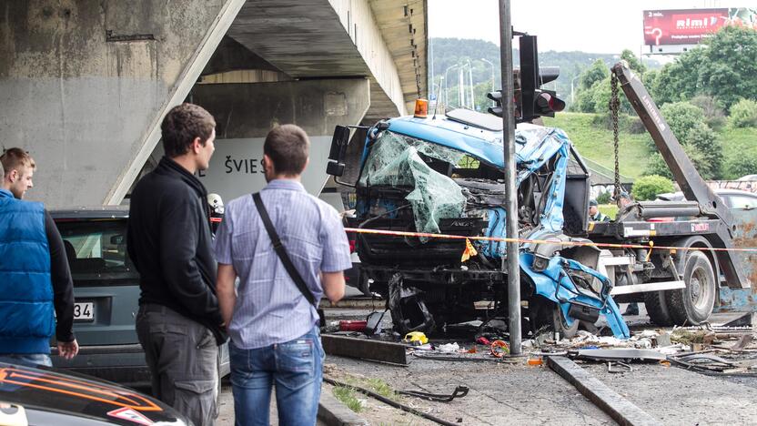 Vilniuje per avariją nuo tilto nukrito sunkvežimis