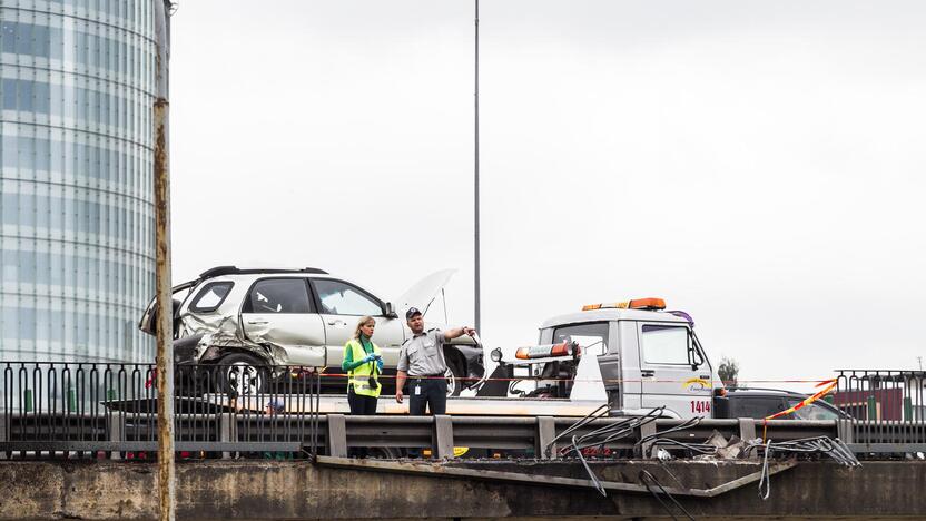 Vilniuje per avariją nuo tilto nukrito sunkvežimis