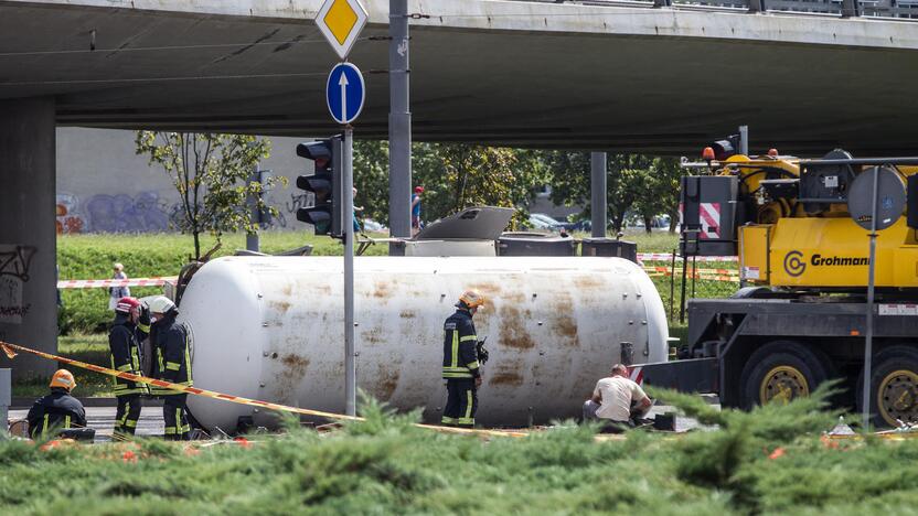 Vilniuje nuvirto cisterna su benzinu