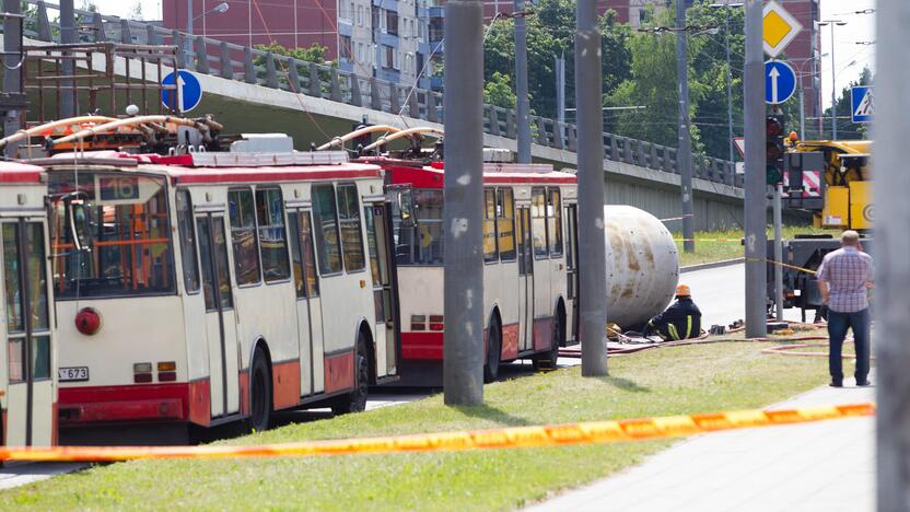 Vilniuje nuvirto cisterna su benzinu