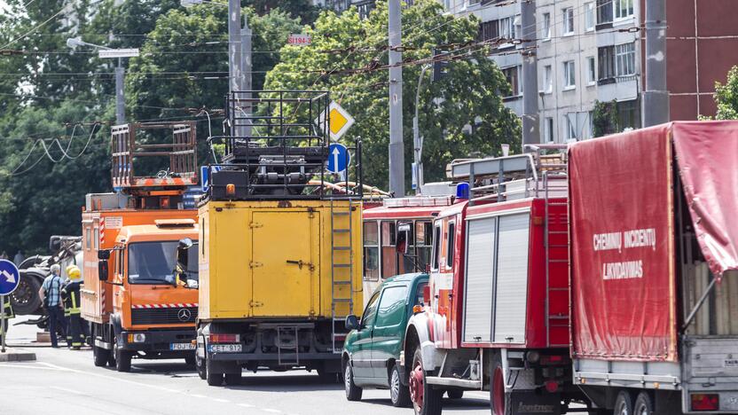 Vilniuje nuvirto cisterna su benzinu