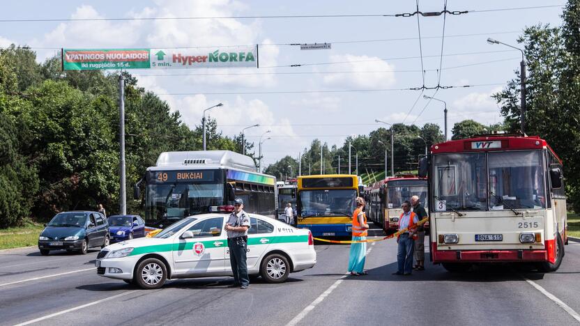 Vilniuje nuvirto cisterna su benzinu