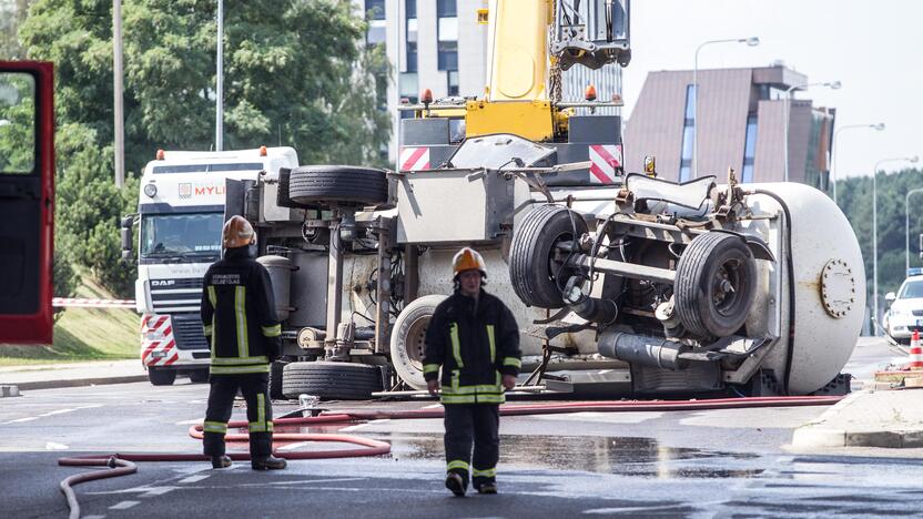 Vilniuje nuvirto cisterna su benzinu