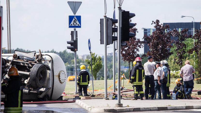 Vilniuje nuvirto cisterna su benzinu