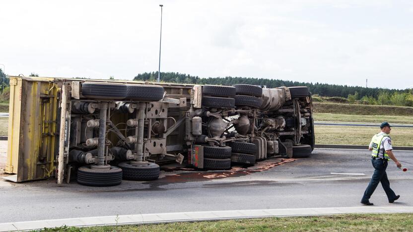 Pilaitėje apvirto smėlį vežęs sunkvežimis