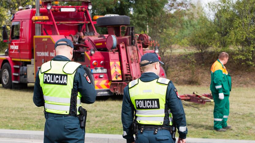 Pilaitėje apvirto smėlį vežęs sunkvežimis