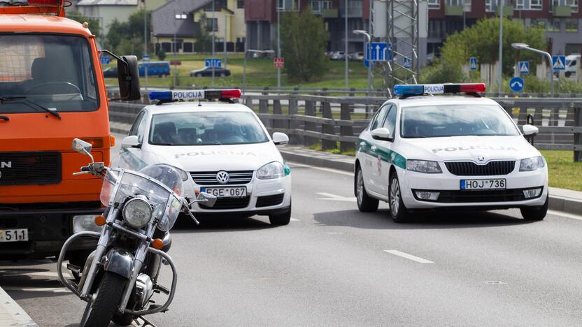 Pilaitėje apvirto smėlį vežęs sunkvežimis