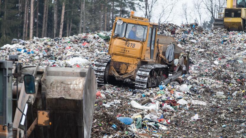 Kazokiškių sąvartyne kaupiasi degiosios atliekos