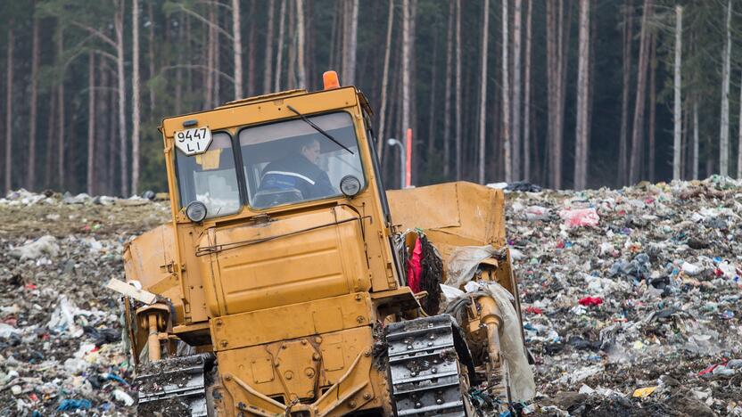 Kazokiškių sąvartyne kaupiasi degiosios atliekos