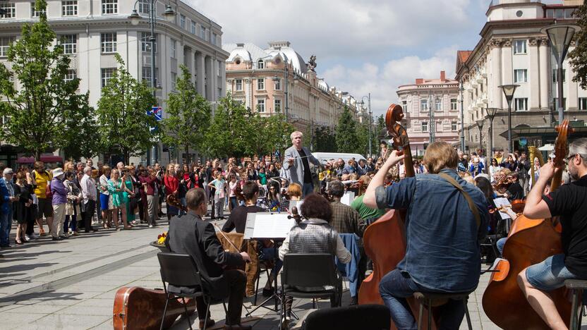 Simfoninio orkestro repeticija po atviru dangumi