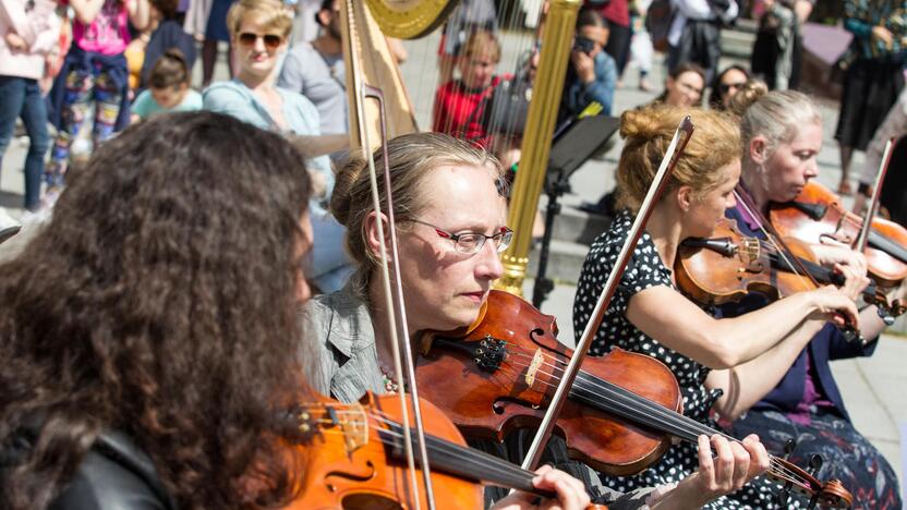 Simfoninio orkestro repeticija po atviru dangumi