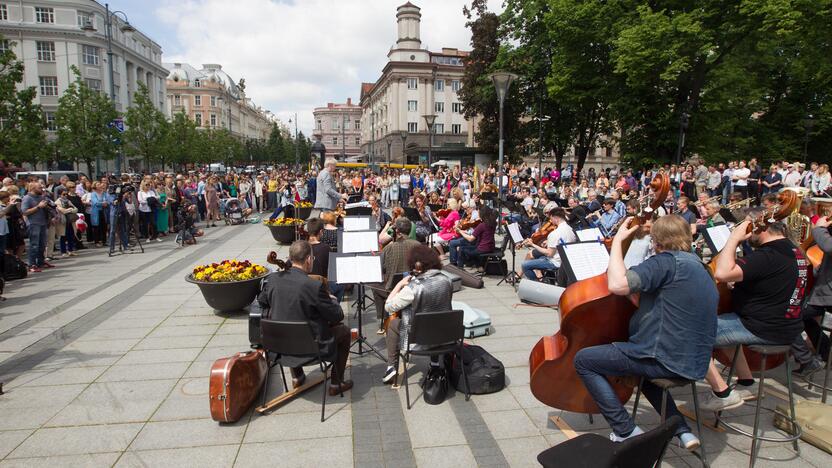 Simfoninio orkestro repeticija po atviru dangumi