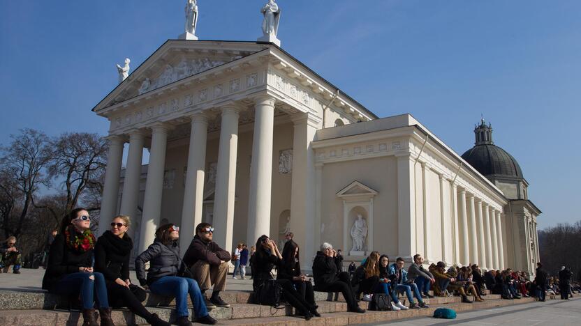 Vilniečiai stebėjo saulės užtemimą